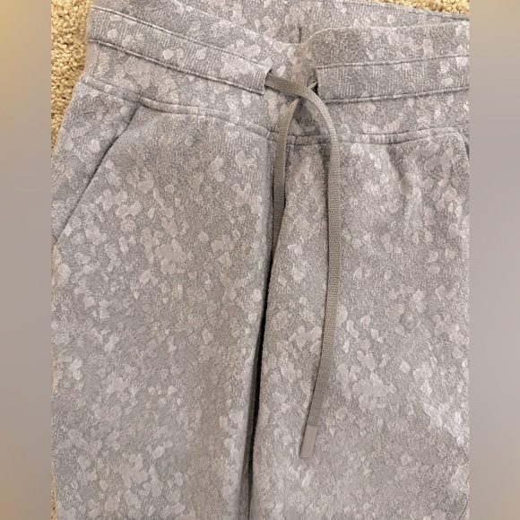 Lululemon jogger like new - Picture 4 of 4